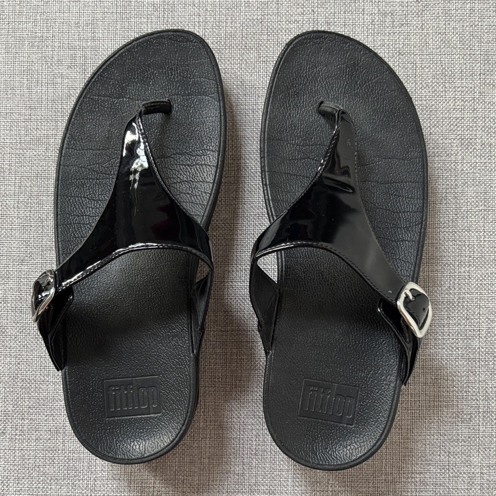 FitFlop Lulu Glossy Black Thong Sandals